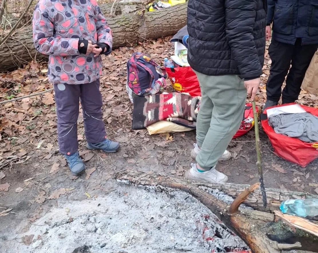 Dramatyczne odkrycie nad Wisłą. Matka z dwojgiem małych dzieci siedziała przy ognisku