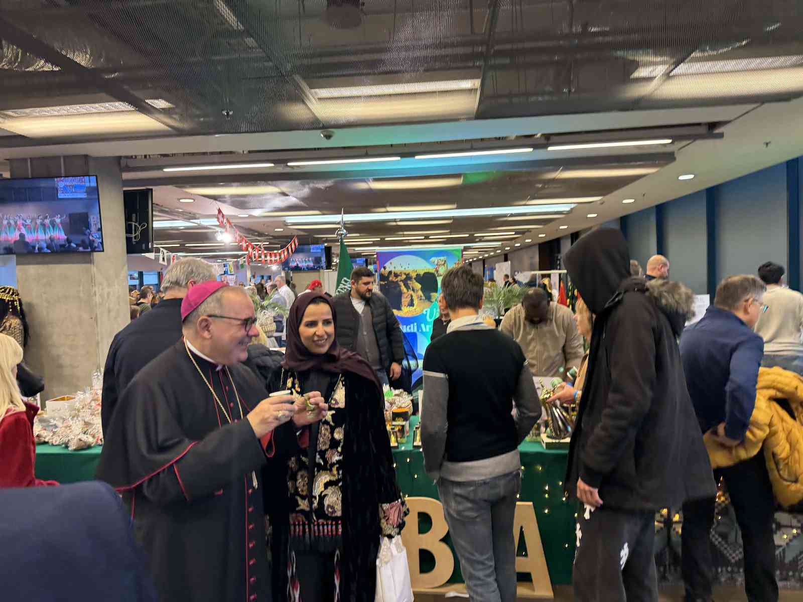 Tłumy na Narodowym i podróż dookoła świata w jeden dzień. Trwa niezwykły kiermasz