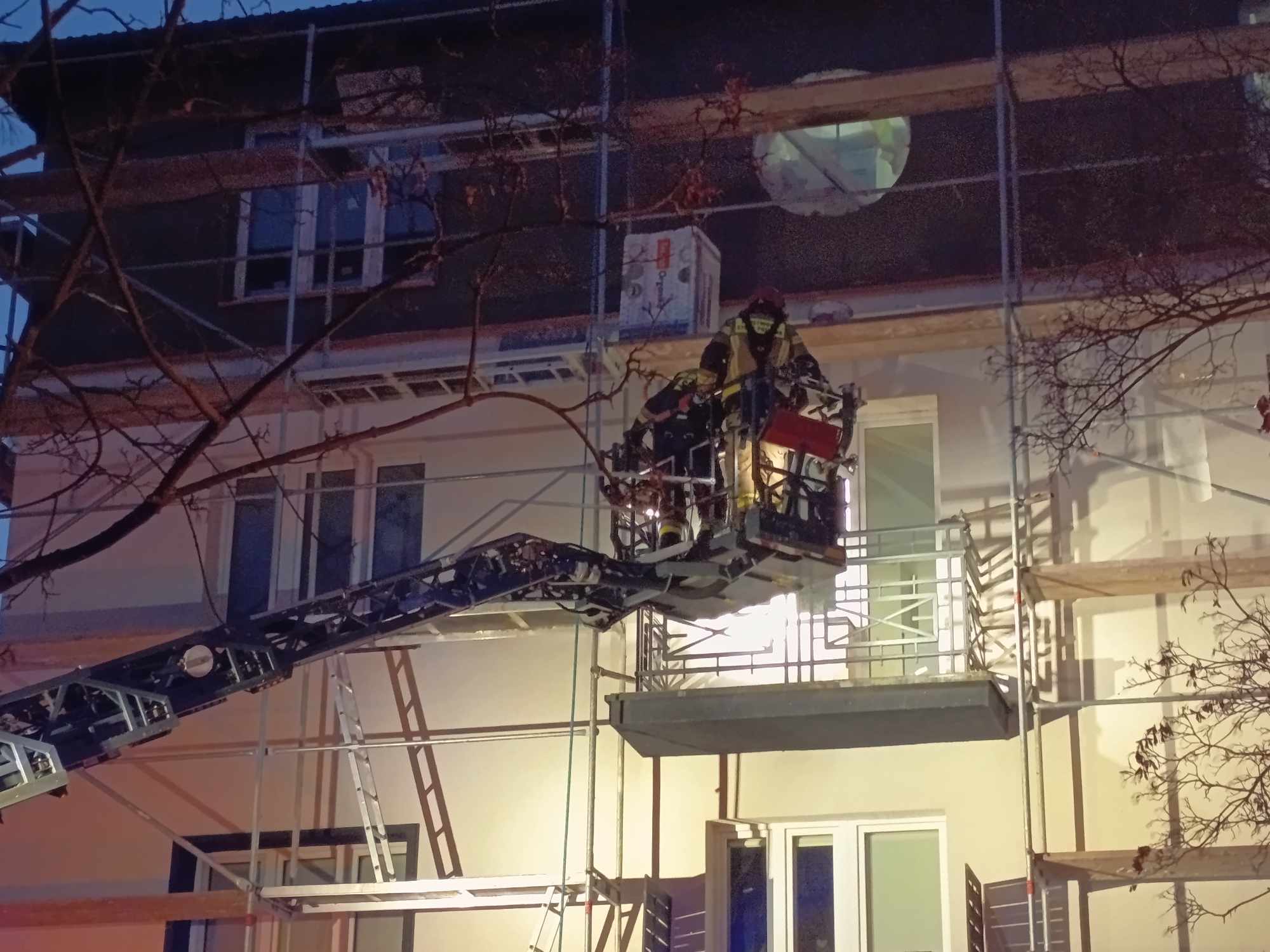 Interwencja służb. Mężczyzna zasłabł na rusztowaniu. Sprawdź co robić w takiej sytuacji