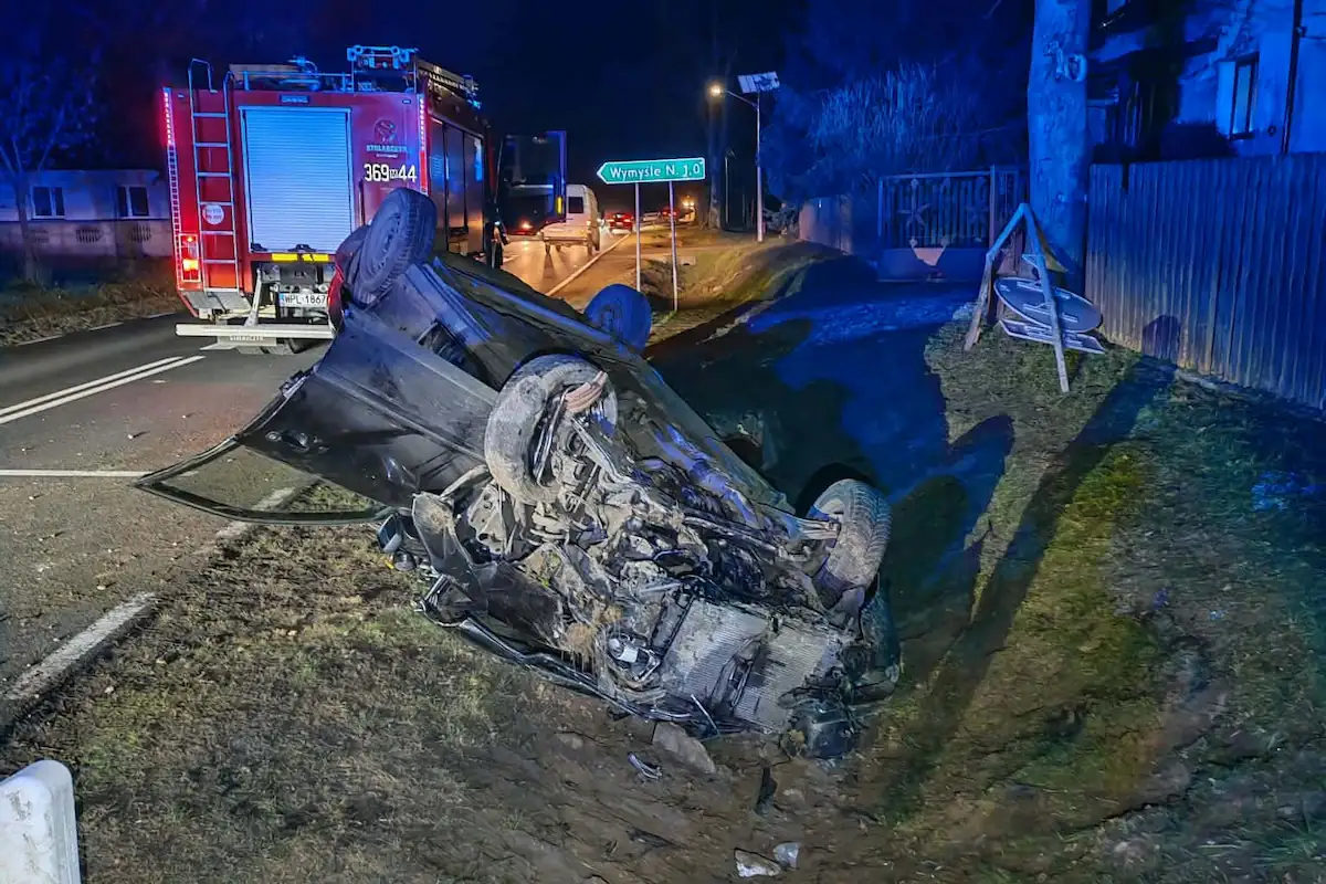 Groźny wypadek na Mazowszu. Auto dachowało, kierowca walczy o życie. Miał dożywotni zakaz prowadzenia pojazdów