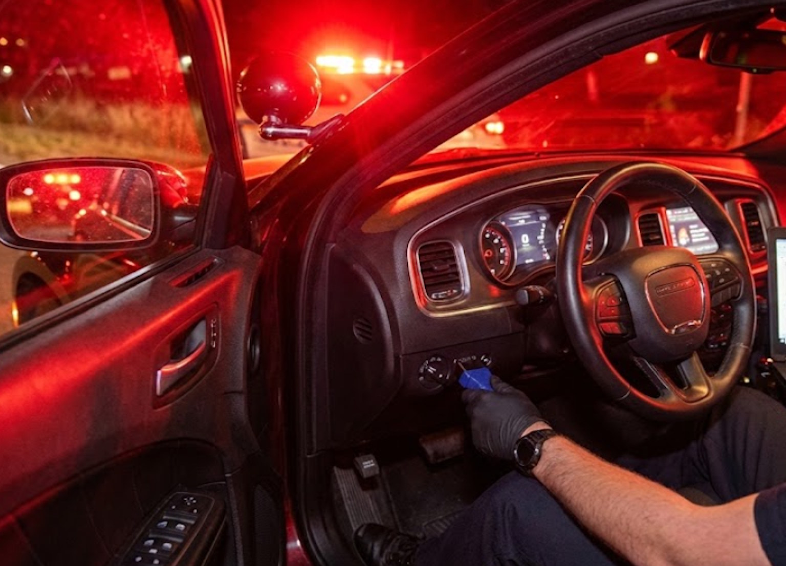 Policjant już nie zapyta „ile pan jechał”. Podłączy wtyczkę i sprawdzi sam. Ten jeden element wyposażenia to koniec bezkarności kierowców