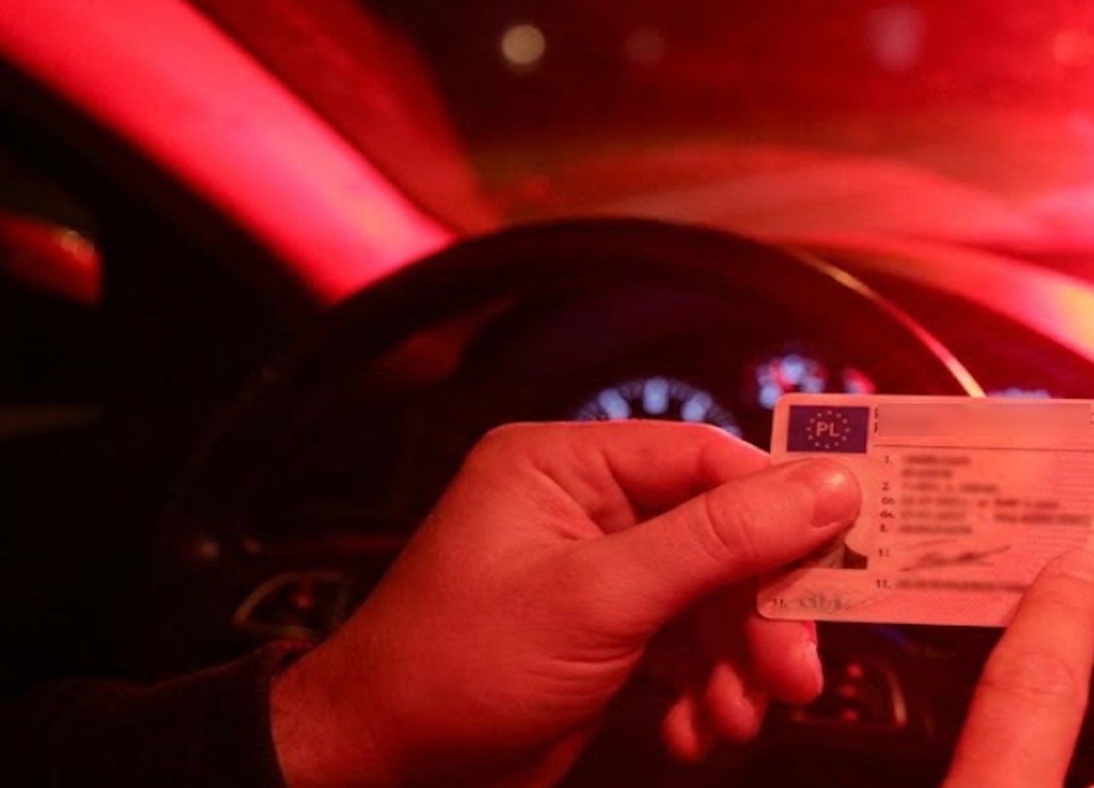 Masz takie prawo jazdy? Policja może uznać, iż nie masz uprawnień. Spójrz w rubrykę 11, zanim wsiądziesz za kółko