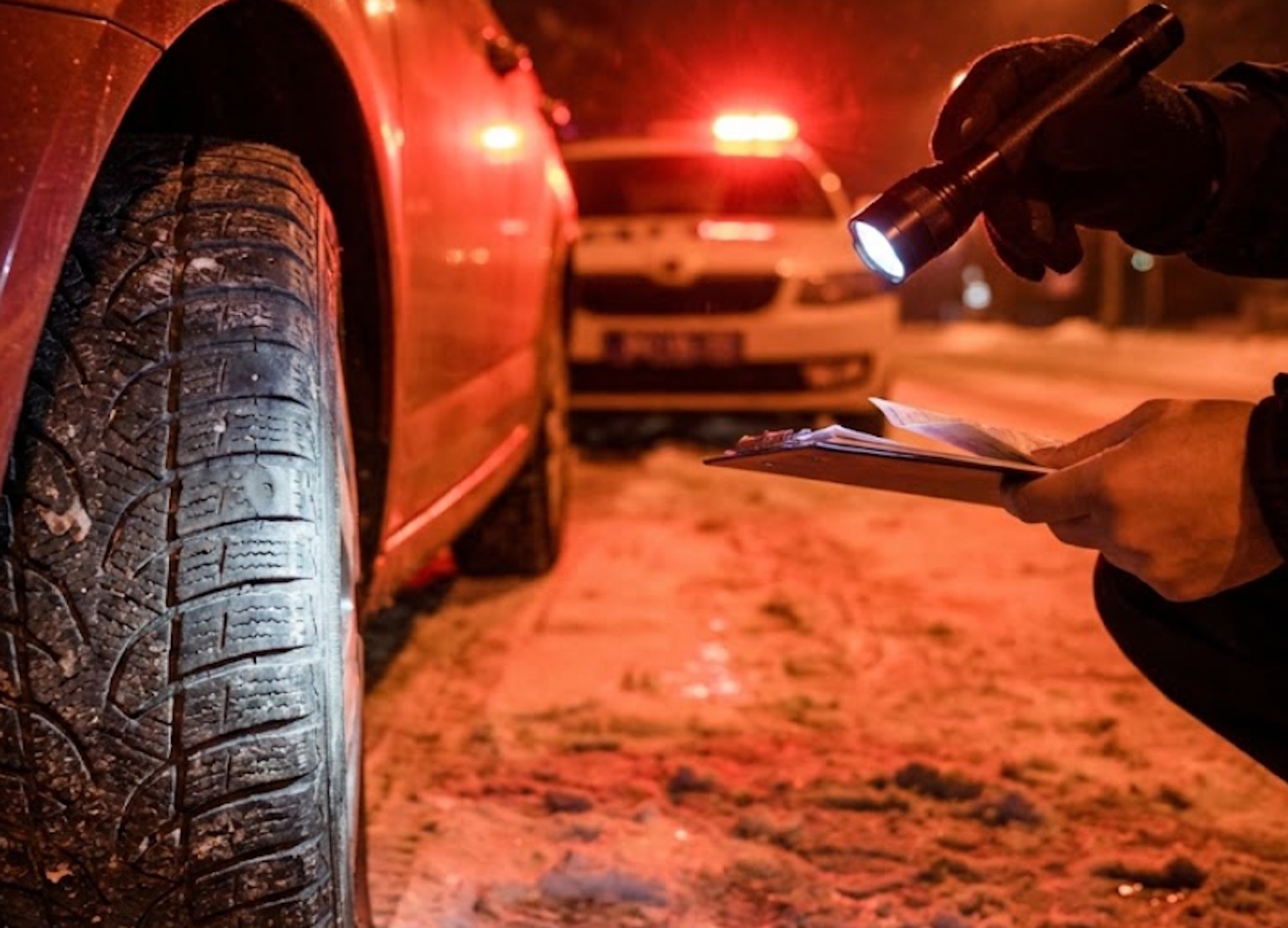 Masz takie opony? Podczas kontroli policjant od razu zabierze dowód rejestracyjny. Od 1 stycznia taryfa ulgowa się skończyła [02.01.2026]