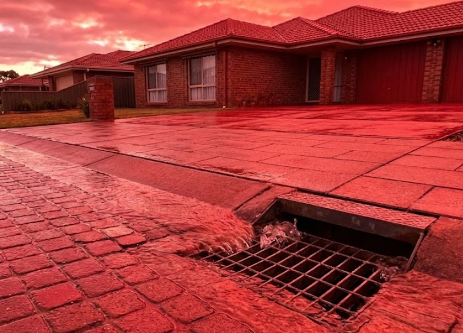 Woda spadła z nieba, ale rachunek przyjdzie pocztą. Masz kostkę na podjeździe? Sprawdź, czy nie wpadłeś w pułapkę „betonozy” [02.01.2026]