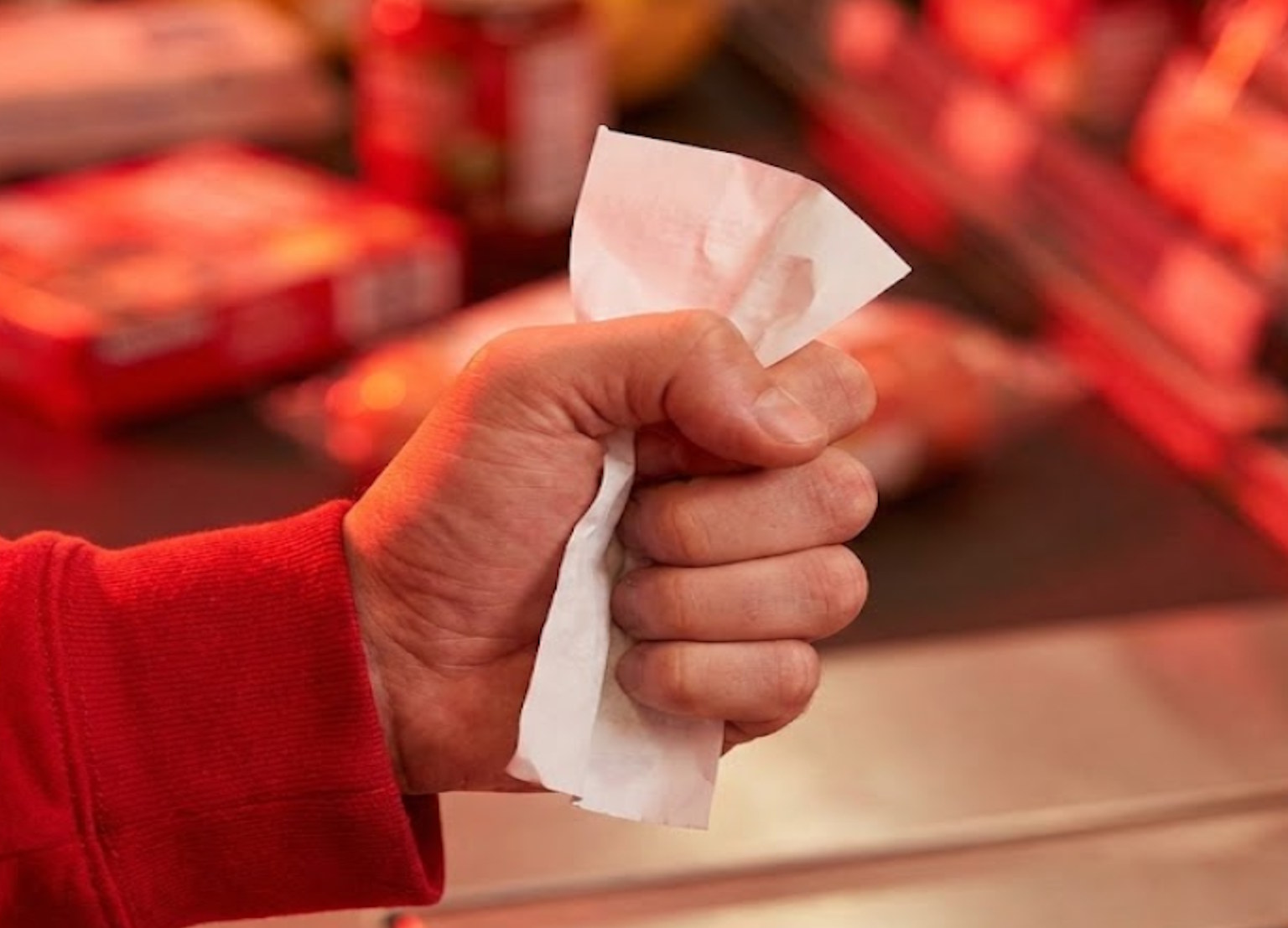 Robisz codzienne zakupy? Od stycznia ten mały skrawek papieru może zepsuć Ci humor na cały dzień. Ceny podstawowych produktów idą w górę przez jedną decyzję