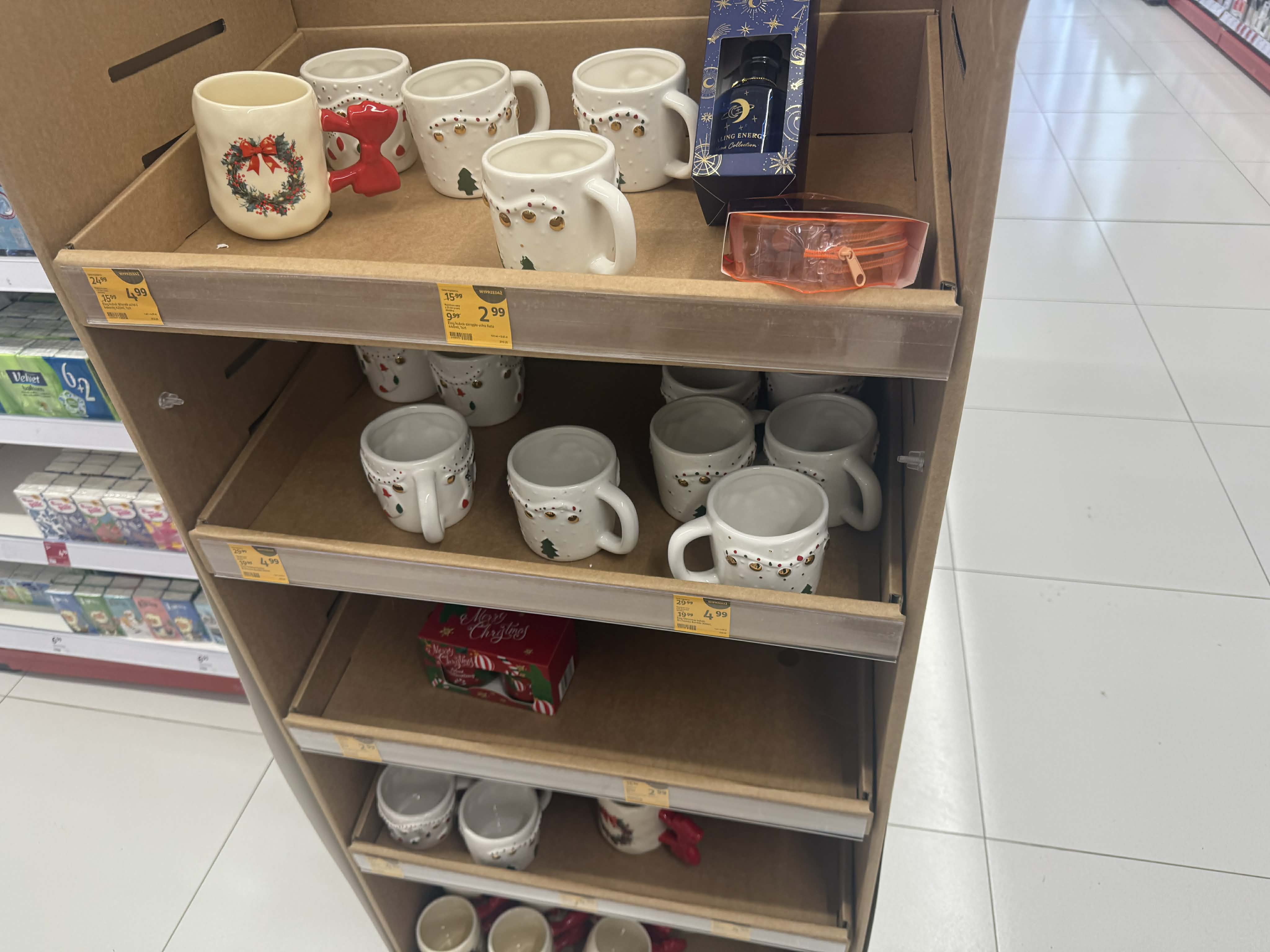 Gigantyczne wyprzedaże po świętach Bożego Narodzenia w Rossmannie już trwają. Klienci przecierają oczy ze zdumienia, bo ceny spadły do poziomów, jakich nie było choćby przed świętami.