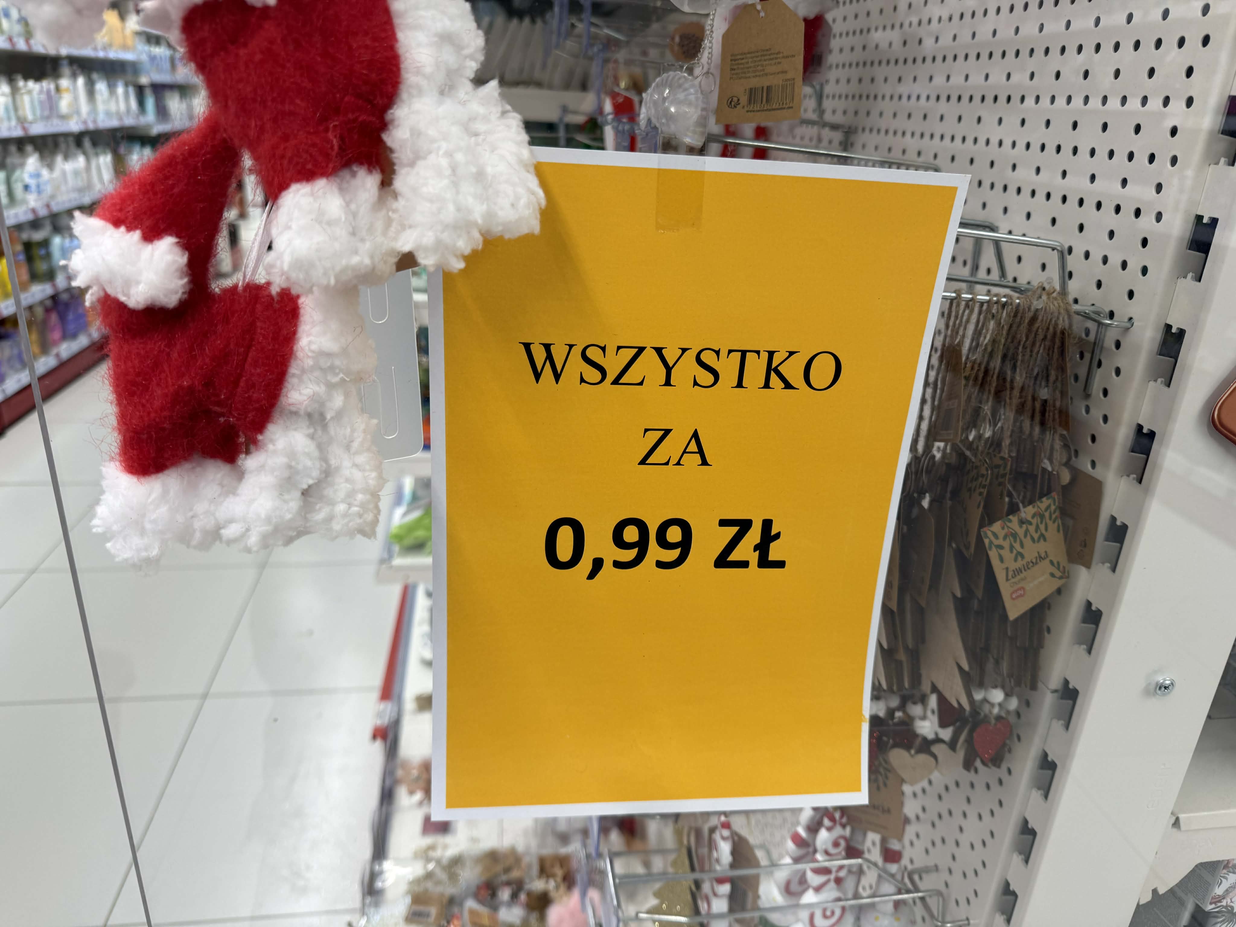 Klienci przecierają oczy ze zdumienia, patrząc na tę żółtą kartkę. Rossmann wyprzedaje hitowe produkty za mniej niż złotówkę. Półki pustoszeją w mgnieniu oka