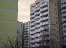 Bloki z wielkiej płyty na warszawskim osiedlu.