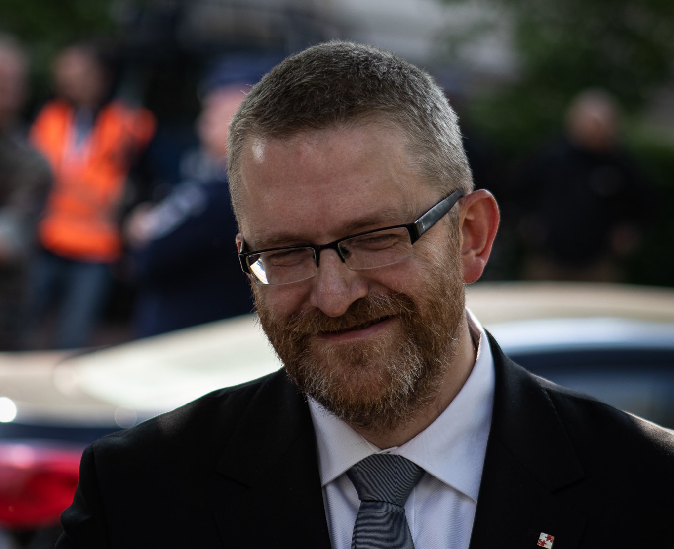 Koniec domysłów w sprawie opaski Grzegorza Brauna. Polityk ujawnił dlaczego ją nosi