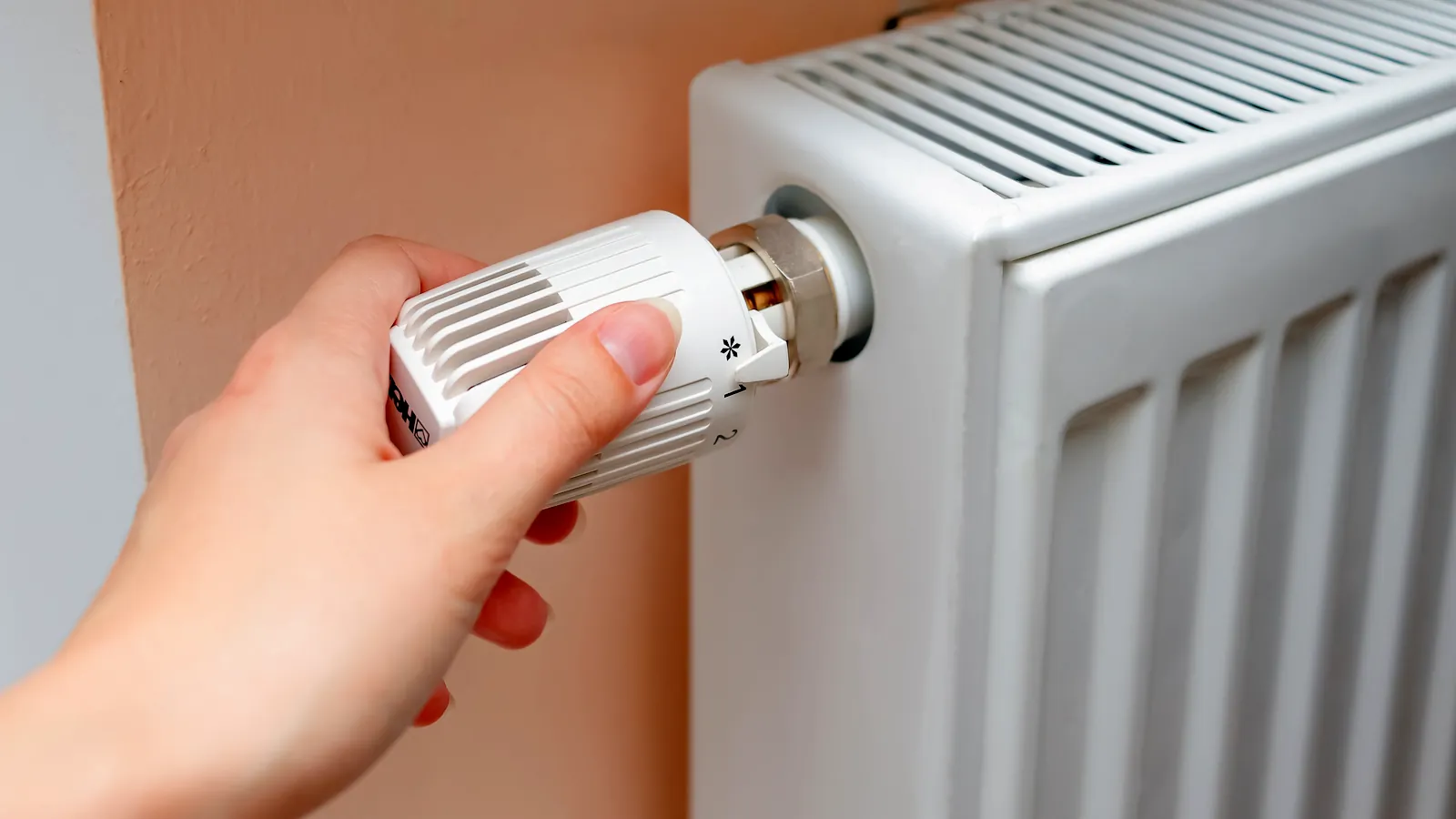 Mieszkasz w bloku i masz zimne kaloryfery mimo odkręcenia na 5? Prosty sposób, by nie płacić za niedogrzane mieszkanie