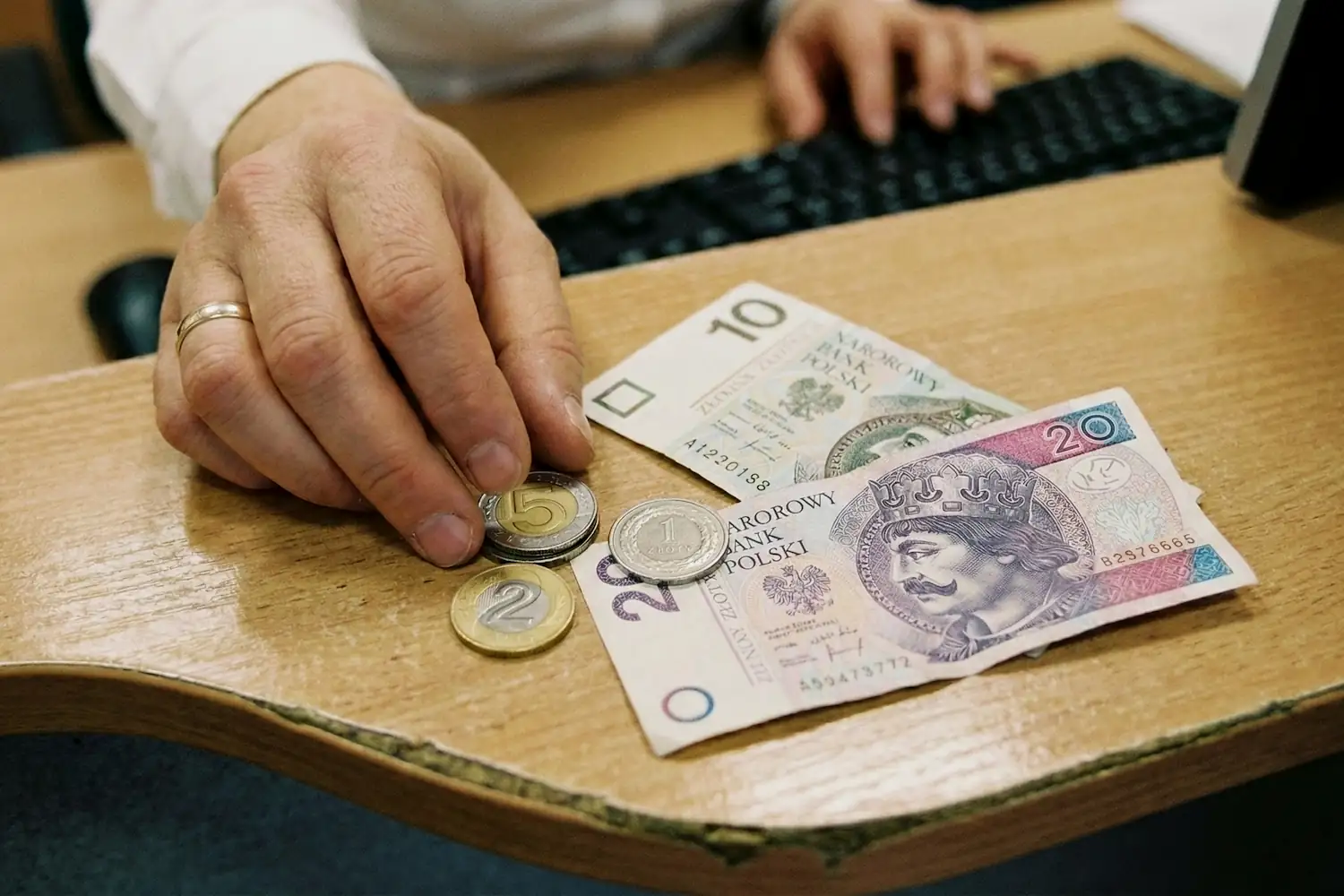 Te osoby nie muszą płacić za wywóz śmieci. Nie tylko seniorzy mogą liczyć na zwolnienie z opłat.