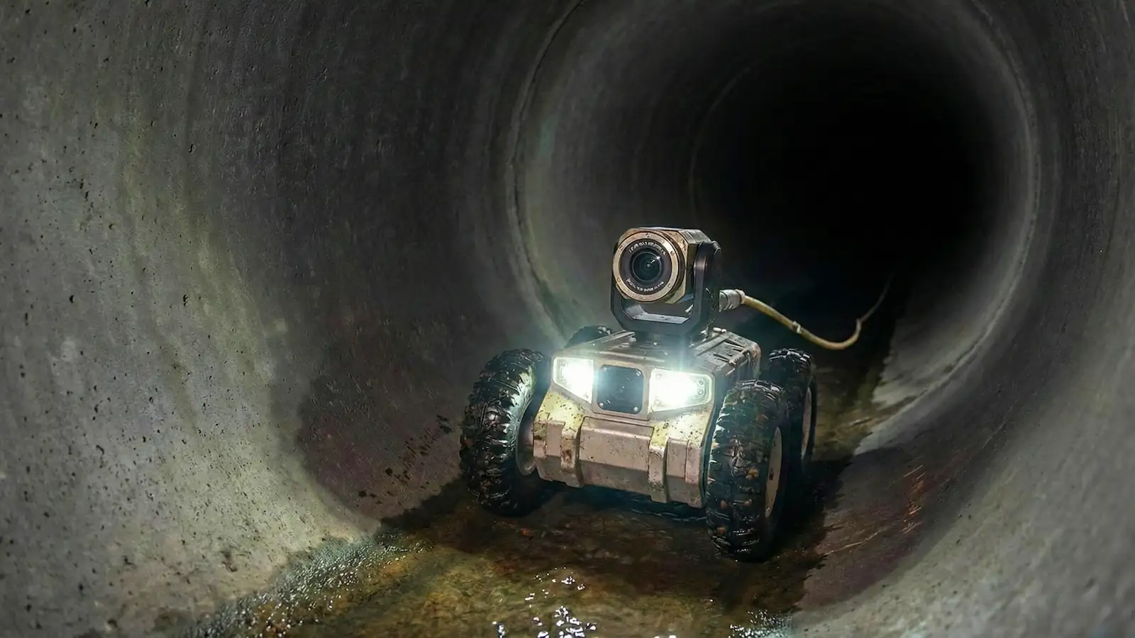 Zadymiają rury i wpuszczają robota z kamerą. Kontrolerzy masowo sprawdzają. 10 tys. zł kary za jedną, nieprawidłową rurę