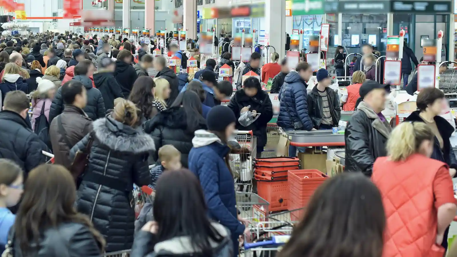 Może zabraknąć przed świętami. Puste półki to realny scenariusz. Kupujący rzucili się na ten produkt mimo wysokich cen