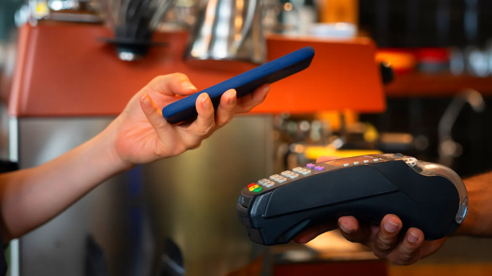 Wielka fuzja na rynku. Pół miliona Polaków przymusowo zmieni bank. Jest komunikat dla klientów