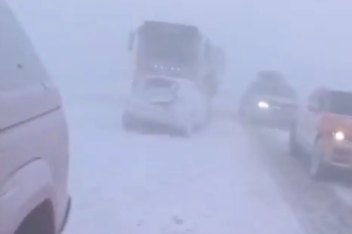 Armagedon na S7. Kierowcy uwięzieni w zaspach, trasa do Warszawy całkowicie sparaliżowana. „Stoimy tu od 6 godzin”