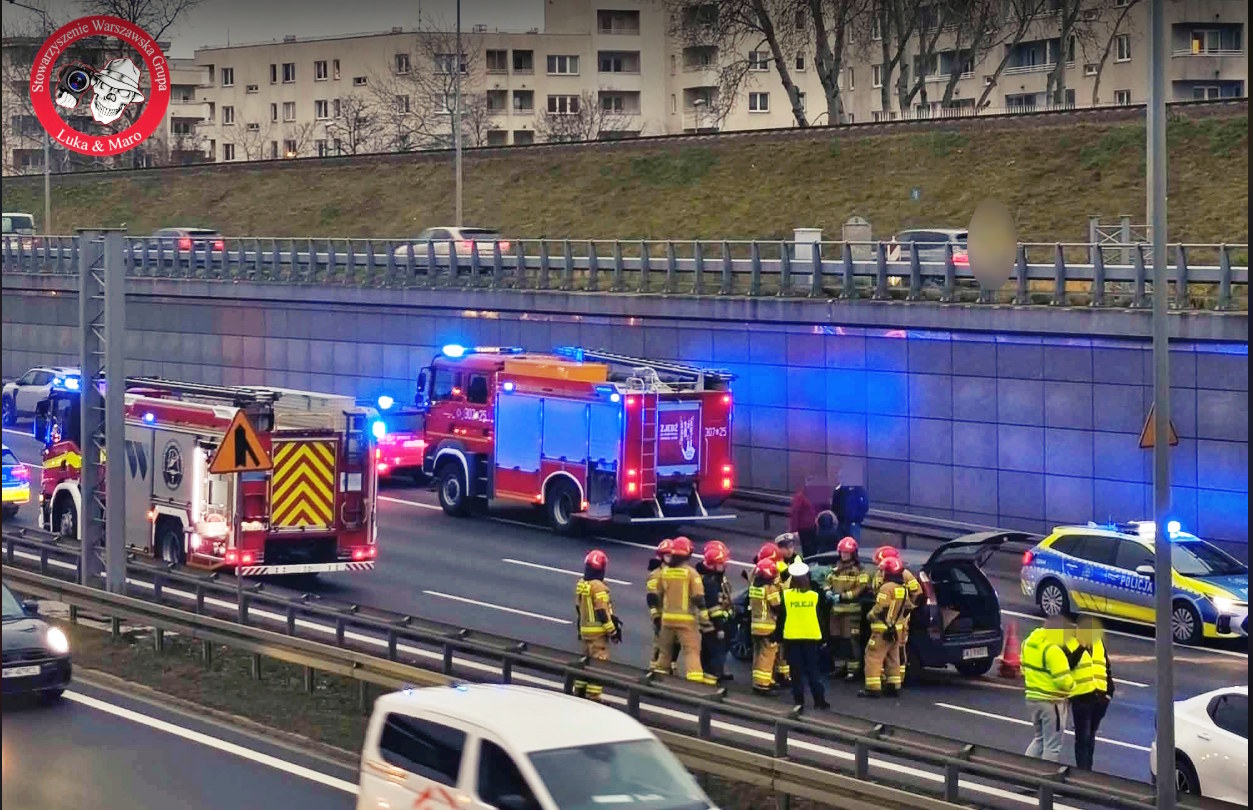 3 samochody zderzyły się na S8 w Warszawie. Są ranni. Korek ciągnie się przez dziesięć kilometrów