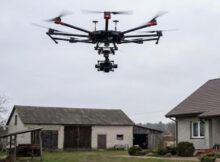 Dron skanuje działkę.