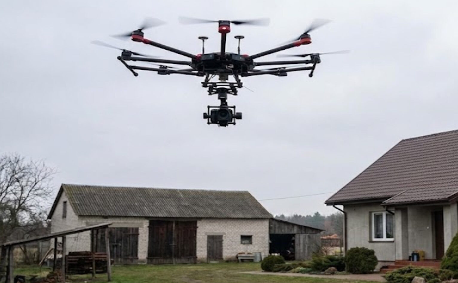 Dron nad Twoim domem. Urząd fotografuje bez Twojej wiedzy. Potem przychodzi list grozy