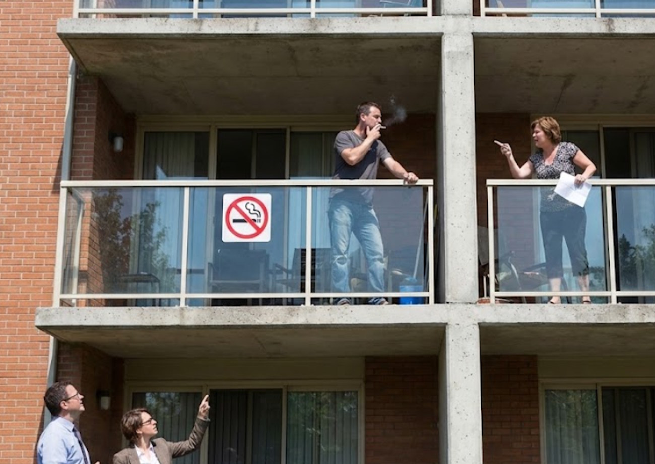 Sąsiad pali na balkonie i dym leci do twojego mieszkania? Sprawdź czy wspólnota może to zakazać i co możesz zrobić