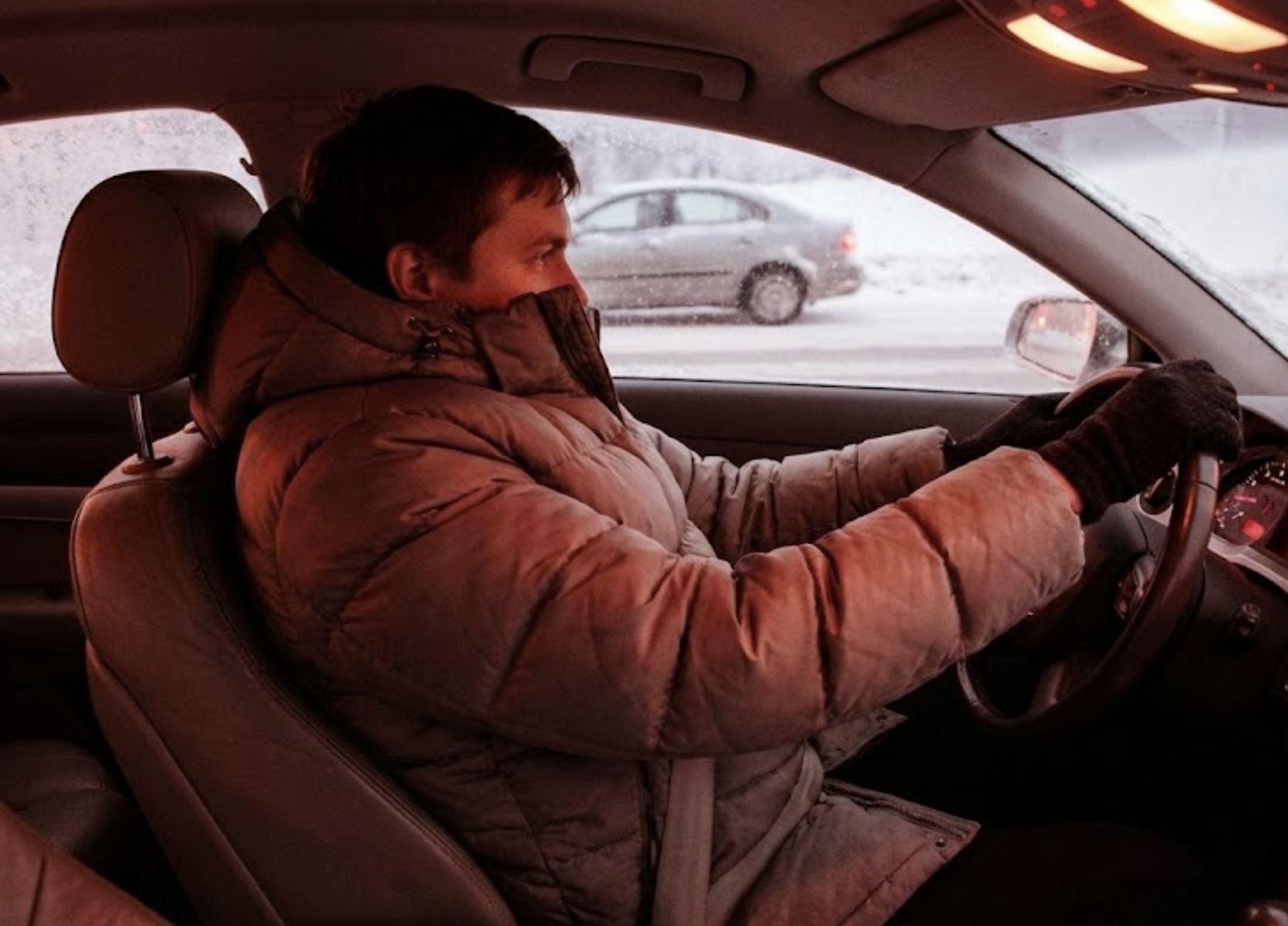 Wsiadasz za kółko w zimowej kurtce? Ubezpieczyciel może odmówić wypłaty odszkodowania po wypadku!