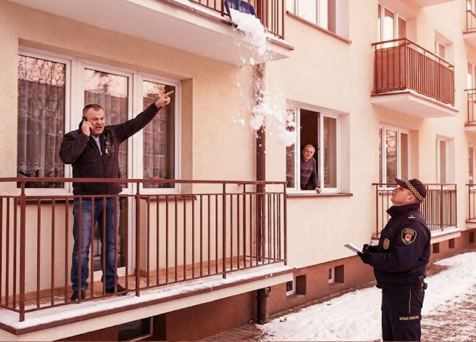 Sąsiad z parteru ma prawo wezwać straż. Kara 500 zł to dopiero początek. Zimowy savoir-vivre 2026