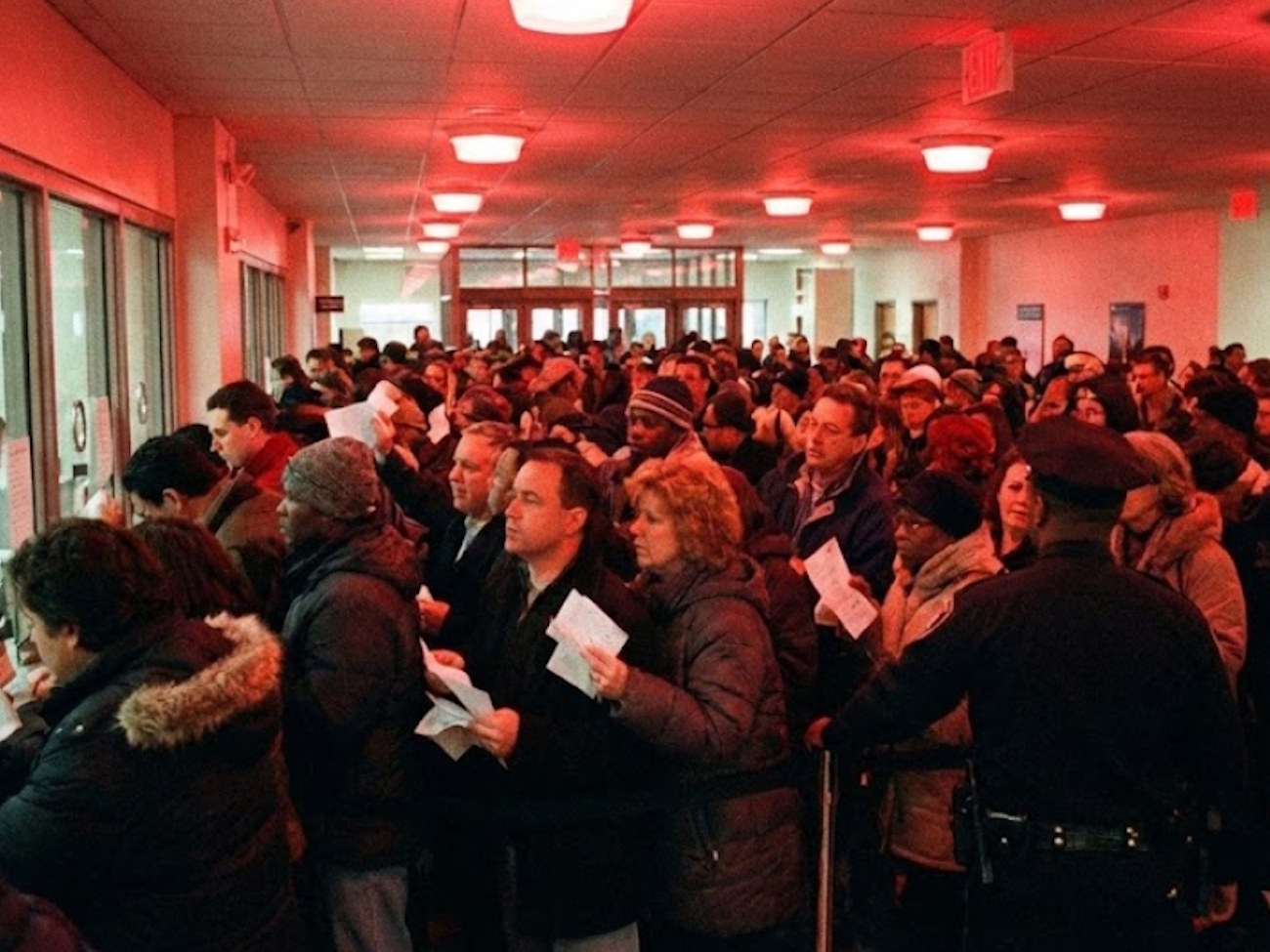 Dantejskie sceny w urzędach. Polacy rzucili się do okienek, by uniknąć kary 1000 zł