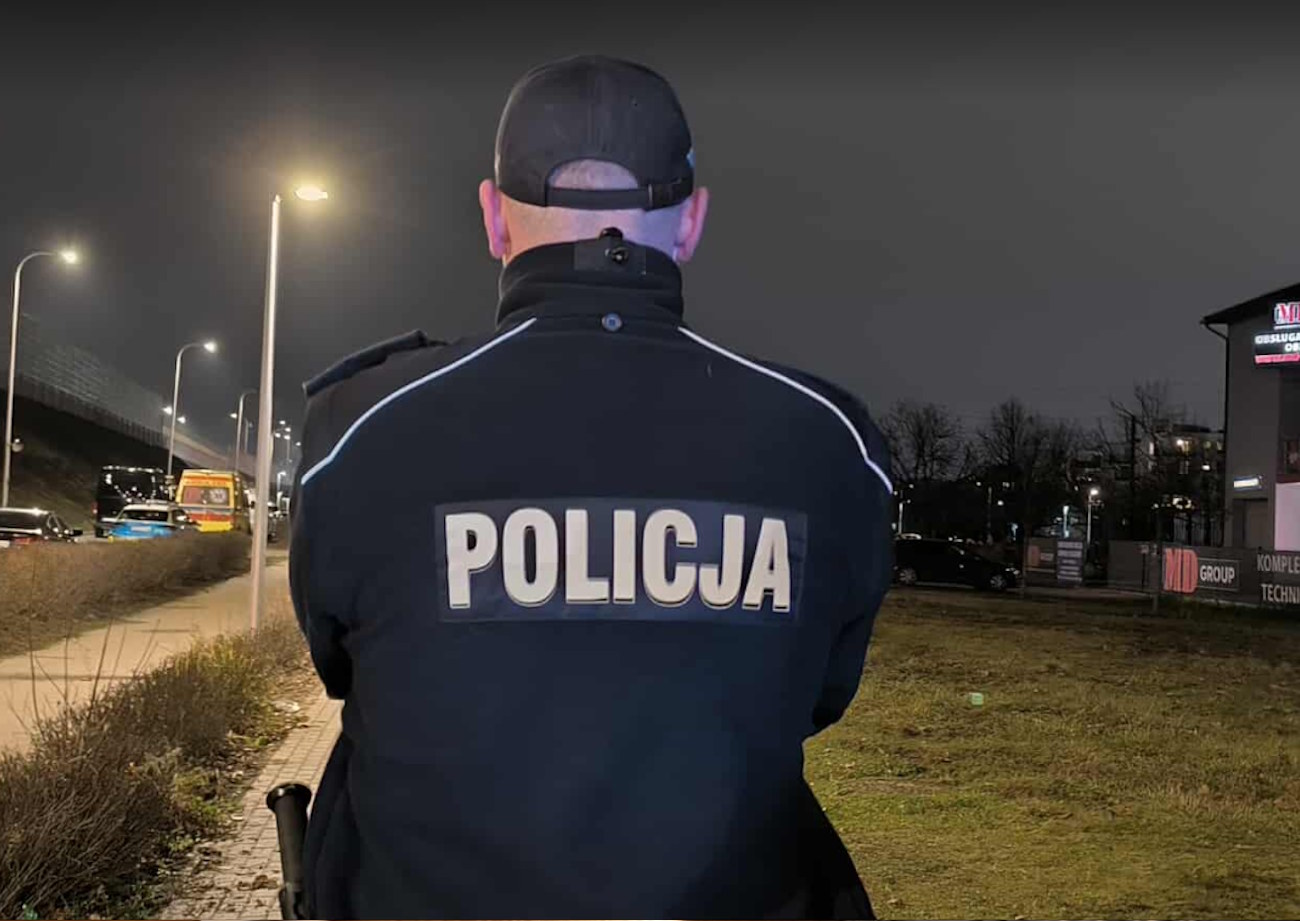 Służby ratują 9-latka. Dramatyczne sceny na Białołęce. Cała ulica odcięta taśmami, paraliż ruchu. Pogotowie na miejscu