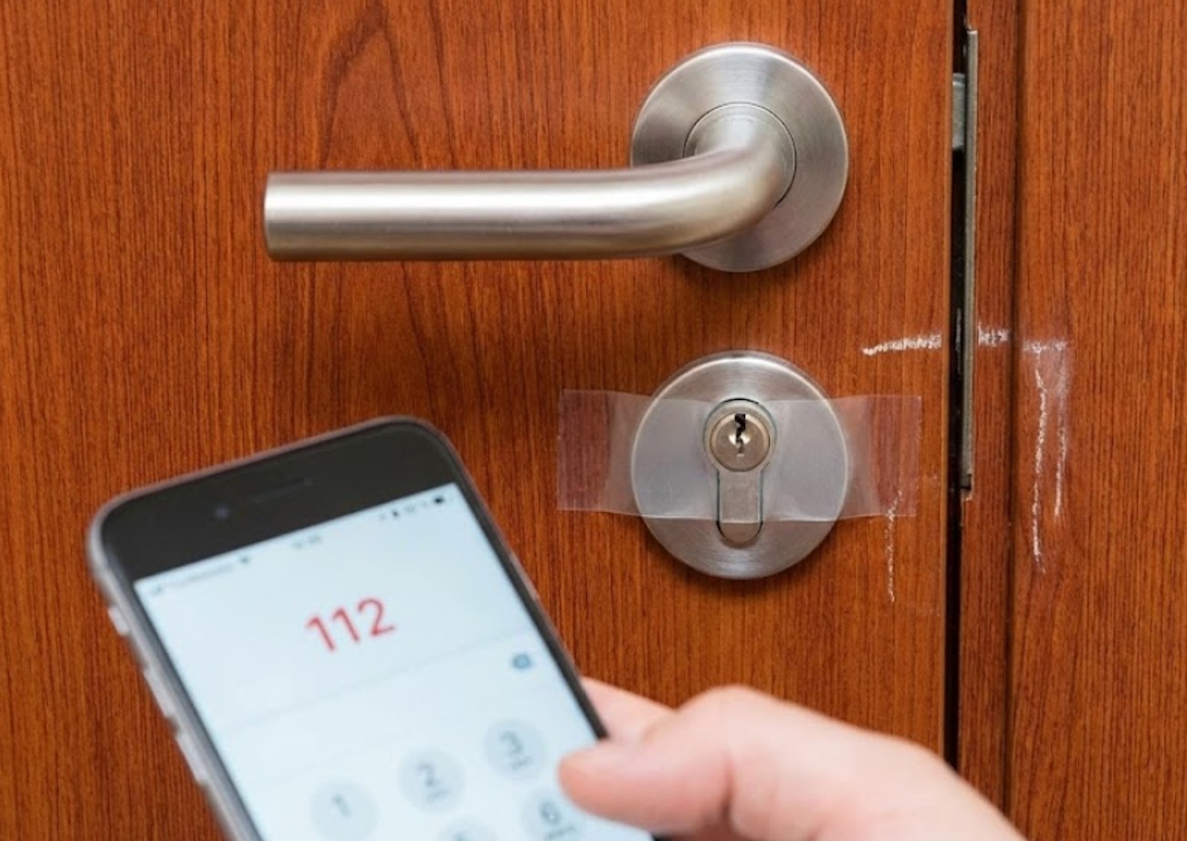 Policja ostrzega: Złodzieje ruszyli na łowy. jeżeli widzisz to przy drzwiach, dzwoń na 112