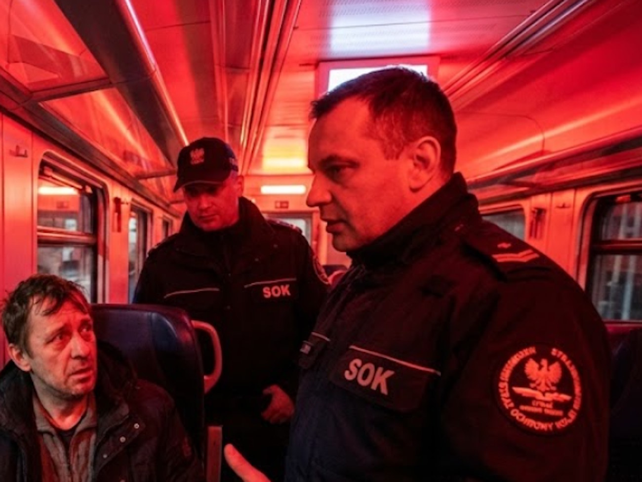 Zrobisz w pociągu na Sylwestra? SOK wlepi ci mandat, a konduktor wyrzuci na peron w szczerym polu. WARS to jedyny azyl, ale ma swoje zasady