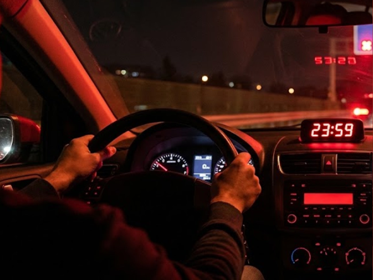 Kierowcy mają czas tylko do północy. Kto zapomni o tym obowiązku, zapłaci prawie 10000 zł kary jeszcze w styczniu