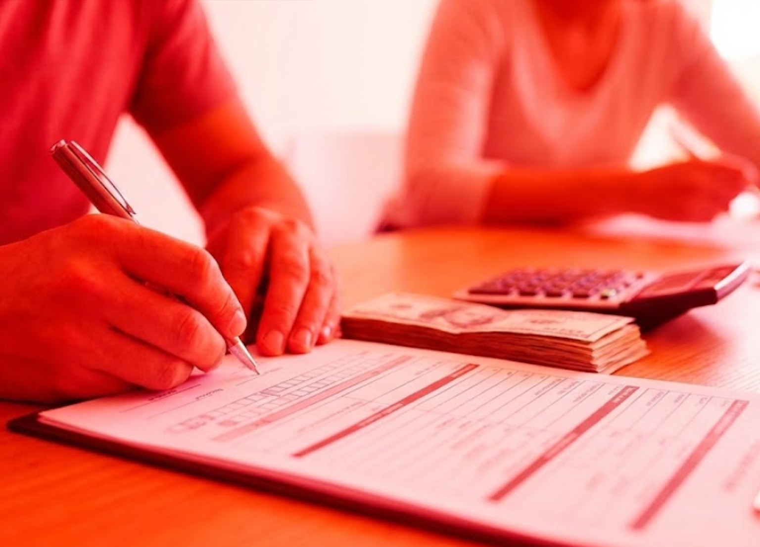 Darowizny w rodzinie pod lupą fiskusa. Jeden błąd w formularzu i zapłacisz gigantyczny podatek. Sprawdź, jak bezpiecznie przekazać pieniądze w 2026 roku