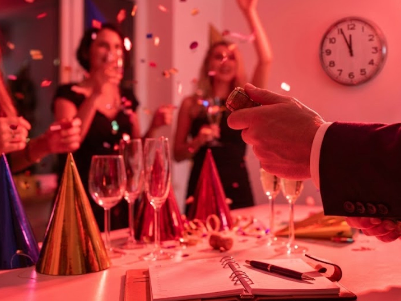 Sylwester to ostatni moment spokoju? Od 1 stycznia wchodzą nowe stawki. Sprawdź, co zdrożeje, zanim otworzysz szampana