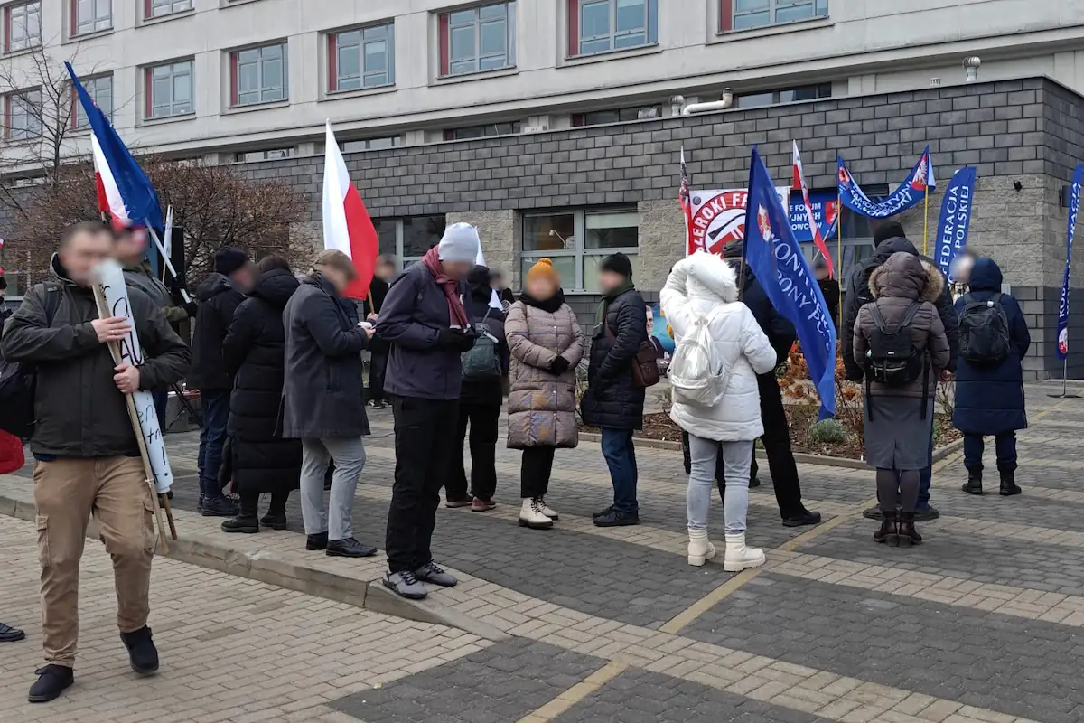 Dziś rusza proces Grzegorza Brauna. Przed sądem zbierają się jego zwolennicy, okolica jest zabezpieczona przez policję