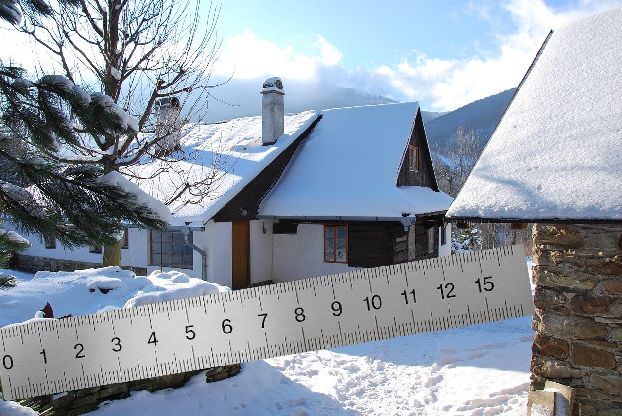 Uwaga właściciele działek. 10000 zł opłaty za zły pomiar! Urzędnicy mierzą odległości. Zobacz, czy Twoja budowla jest legalna