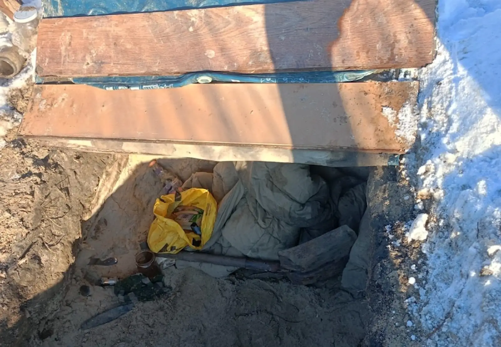 Od 15 lat mieszka w ziemiance nad Wisłą. „Tu jest mój dom” – mówi 76-latek