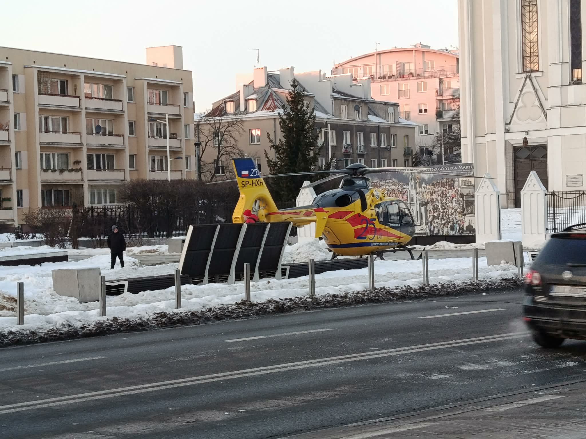 Armagedon na Grochowie. Samochód koziołkował pod sklepem. Śmigłowiec LPR lądował pod kościołem