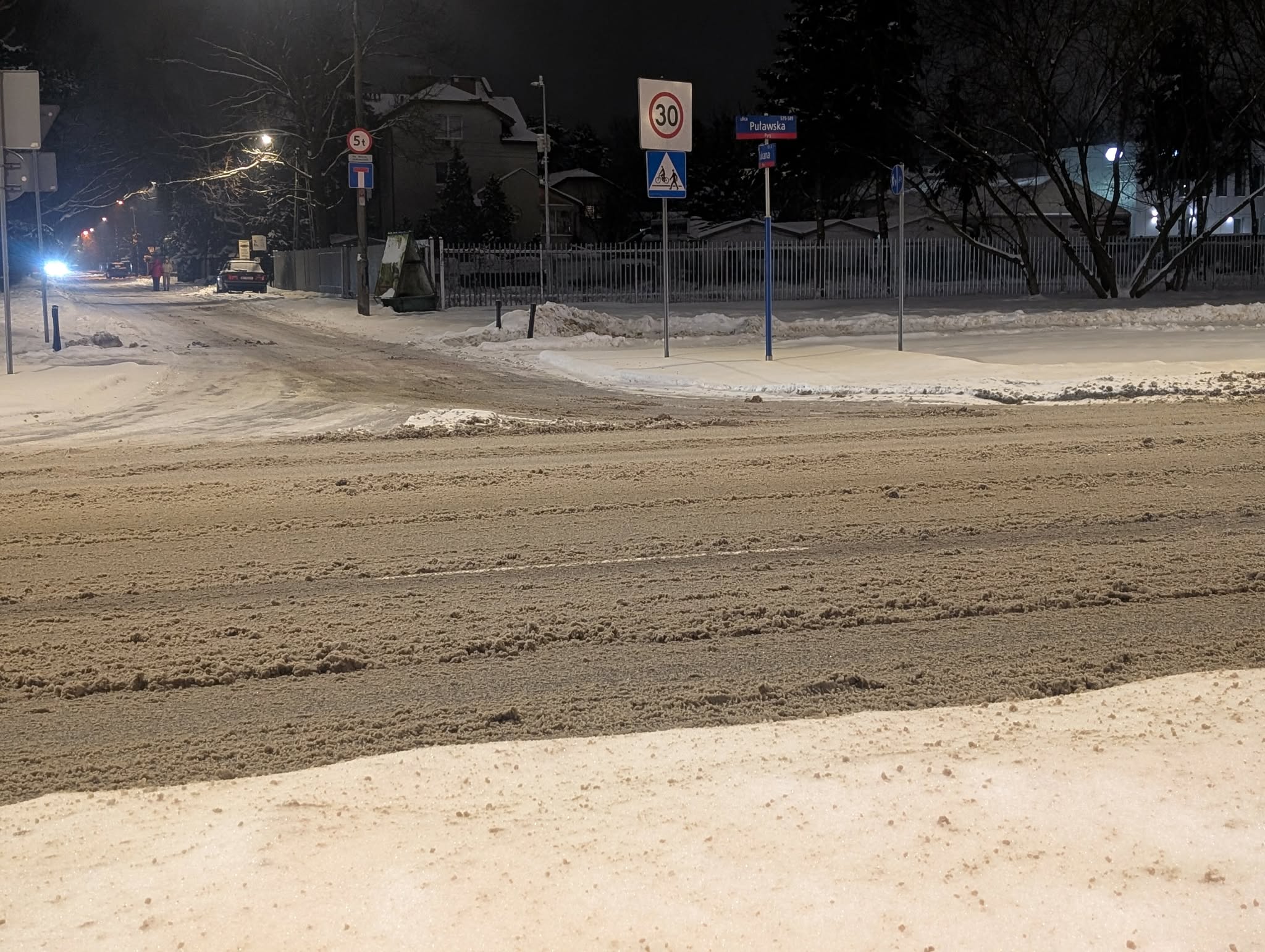 „Piaskarki tylko sypią, zamiast zgarniać”. Kierowcy o trudnych warunkach na ulicach Warszawy