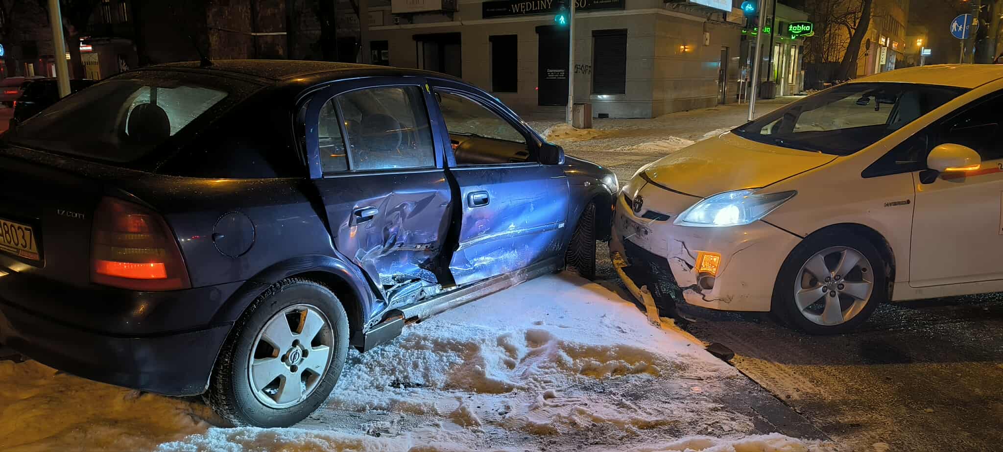 Groźna sytuacja na skrzyżowaniu w Pruszkowie. Kierowca zakleszczony w pojeździe