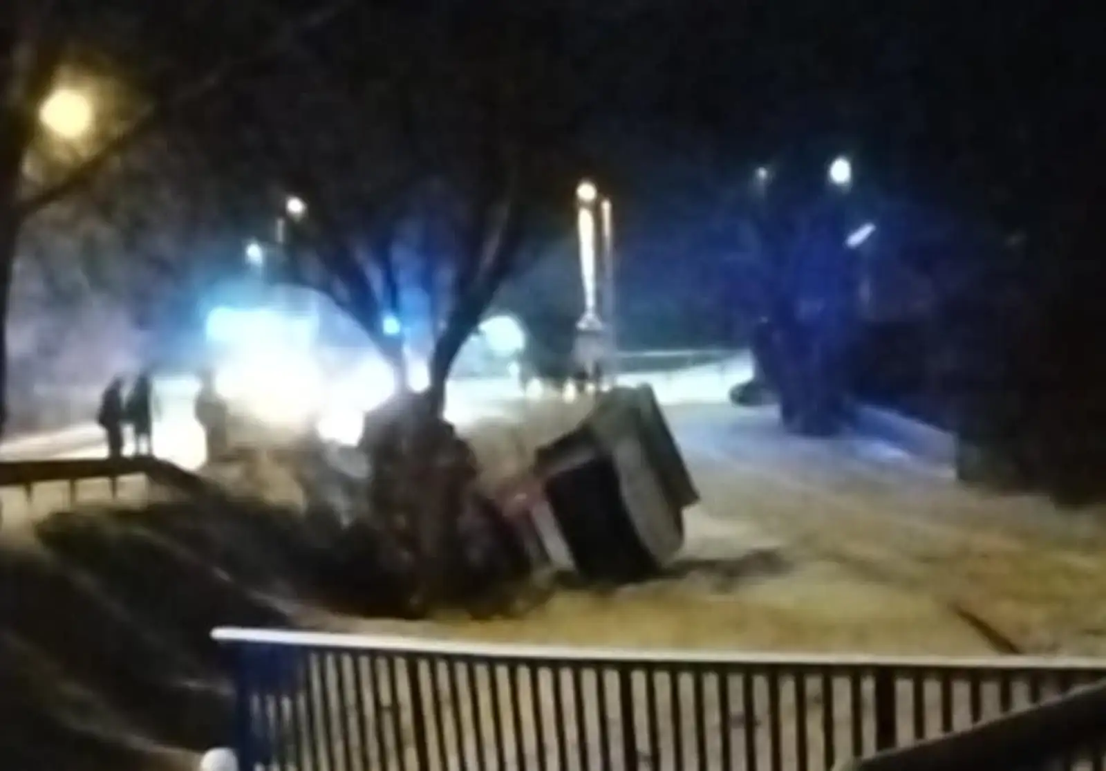 Ciężarówka na boku. Droga jest zablokowana