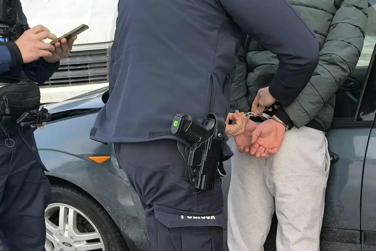 Ujęcie obywatelskie w Pruszkowie. 23-latek wjechał pod prąd i uderzył w busa. Był agresywny i coś od niego wyczuli