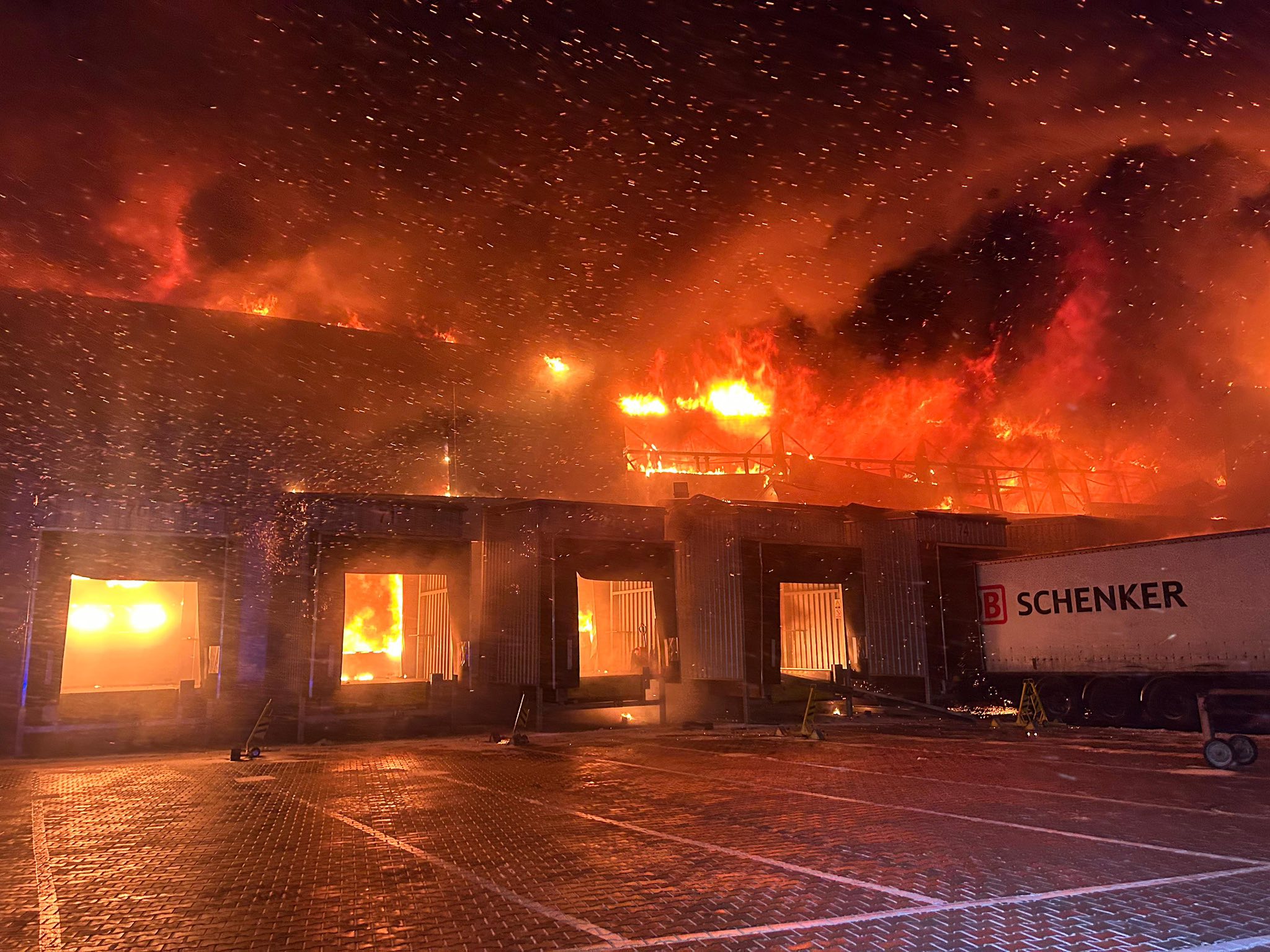 Ogromny pożar hali magazynowej. Walka z żywiołem w ekstremalnym mrozie i groźba zawalenia konstrukcji