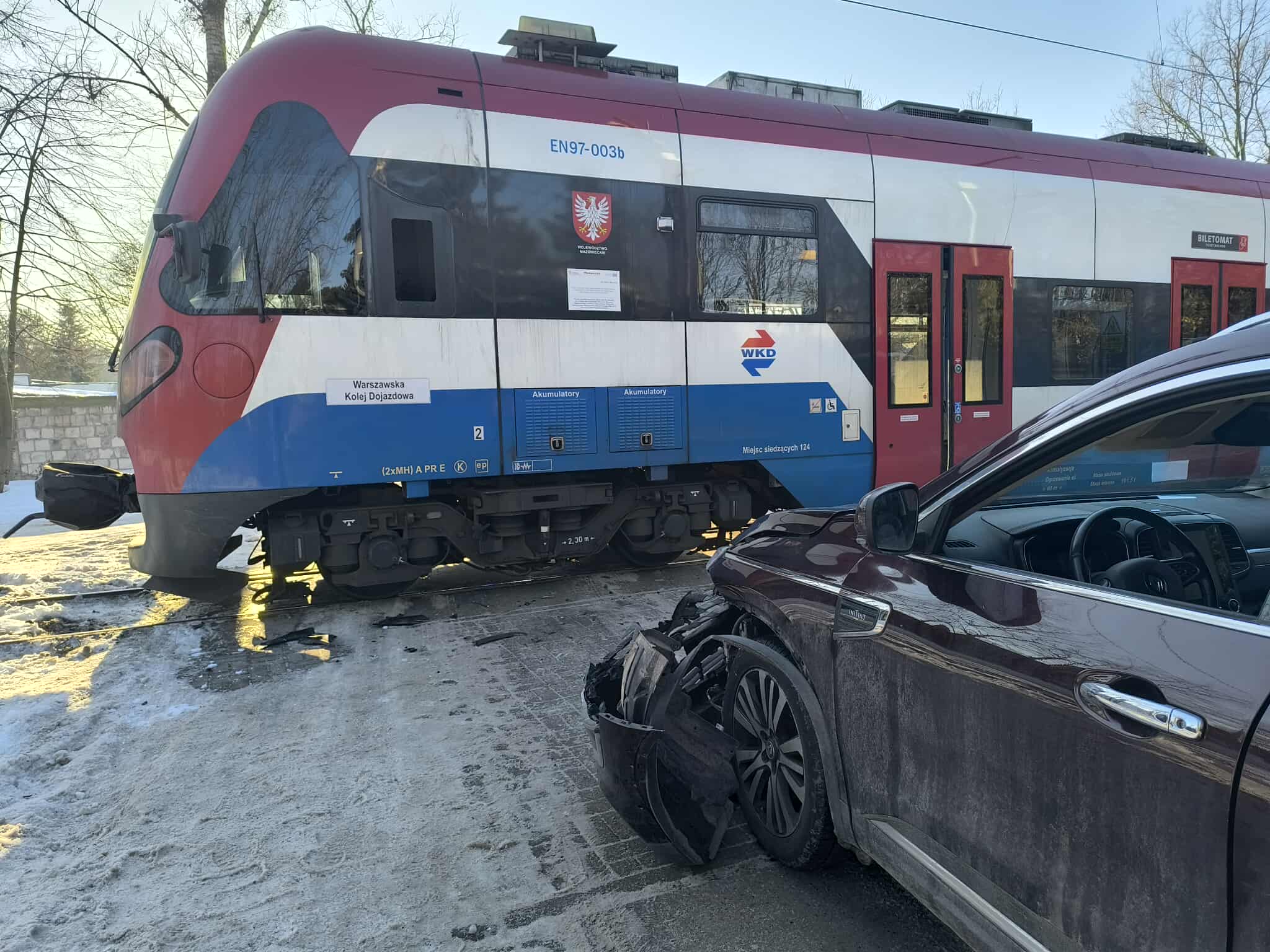 Samochód wjechał pod pociąg, ruch do Warszawy sparaliżowany