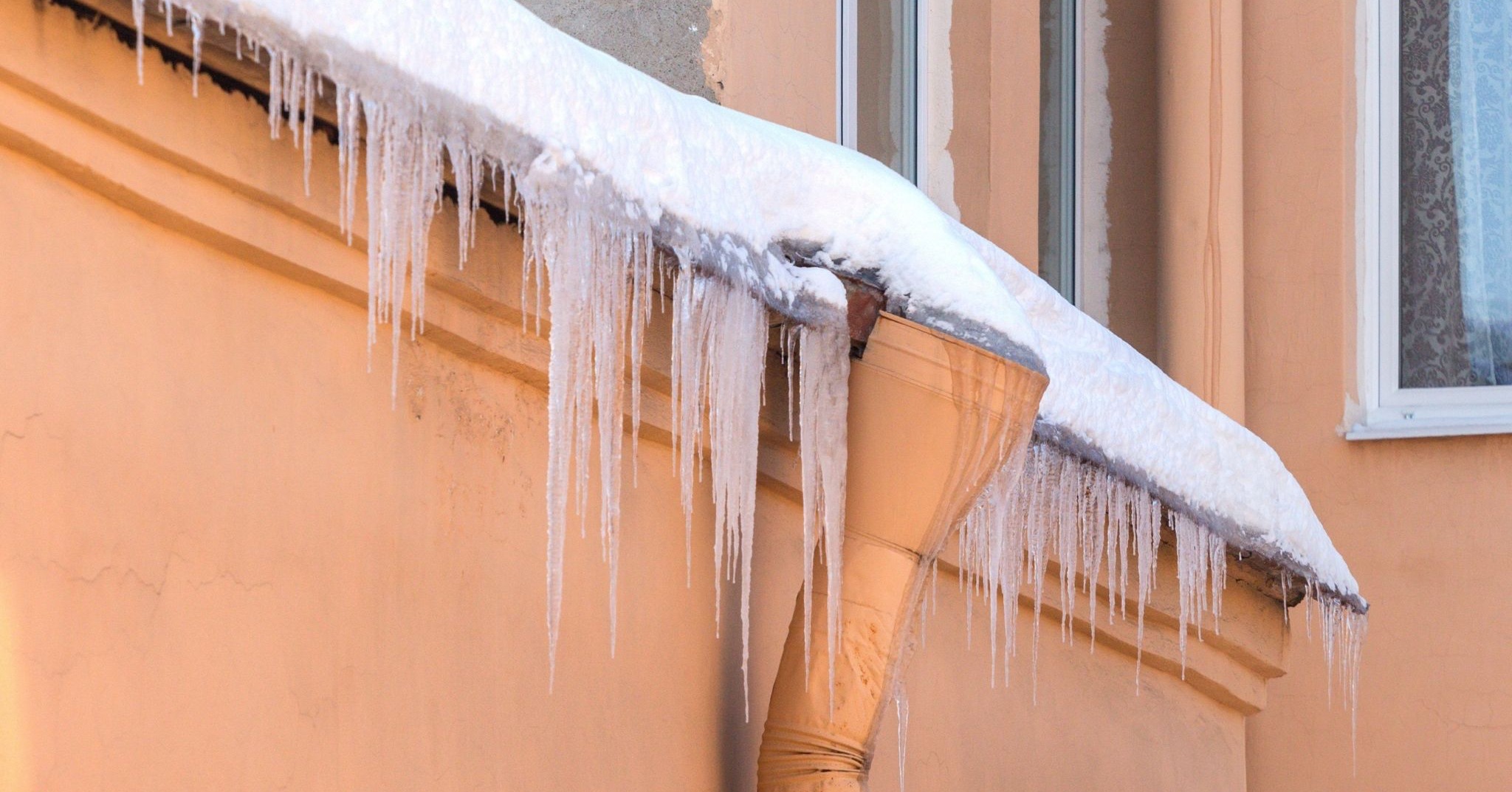 Śmiertelne niebezpieczeństwo. Nad głowami przechodniów wiszą lodowe ostrza, miasto bije na alarm