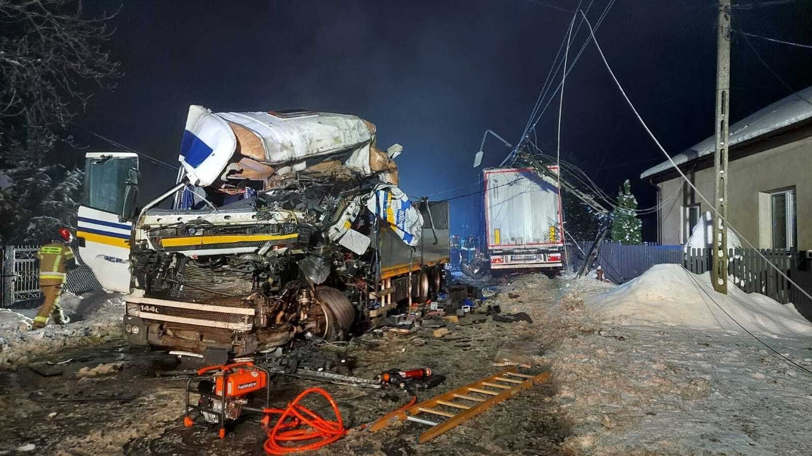 Zderzenie dwóch ciężarówek, staranowana infrastruktura, utrudnienia. Groźny, nocny wypadek pod Warszawą