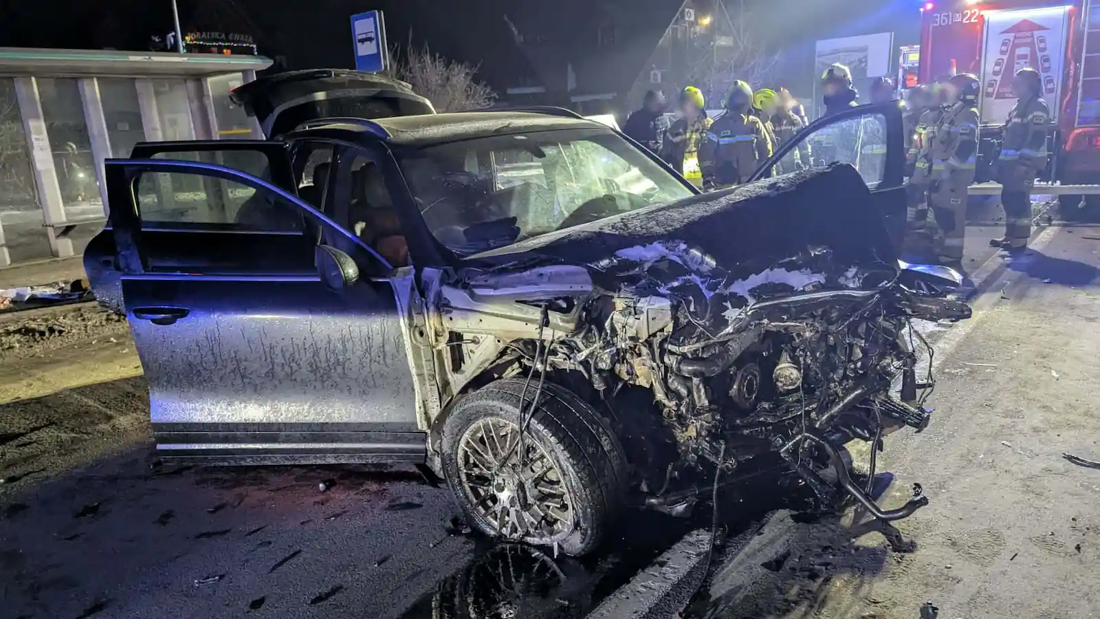 Tragedia w Starym Boryszewie. Czołowe zderzenie Porsche z Fordem, nie żyje 33-letni mężczyzna