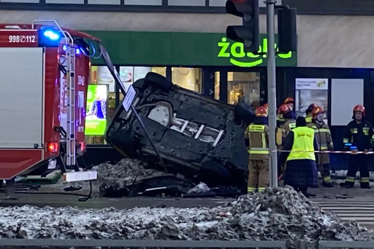 Horror na Placu Szembeka. Reanimacja 4-letniego dziecka po wjeździe auta w tłum. Śmigłowiec na skrzyżowaniu