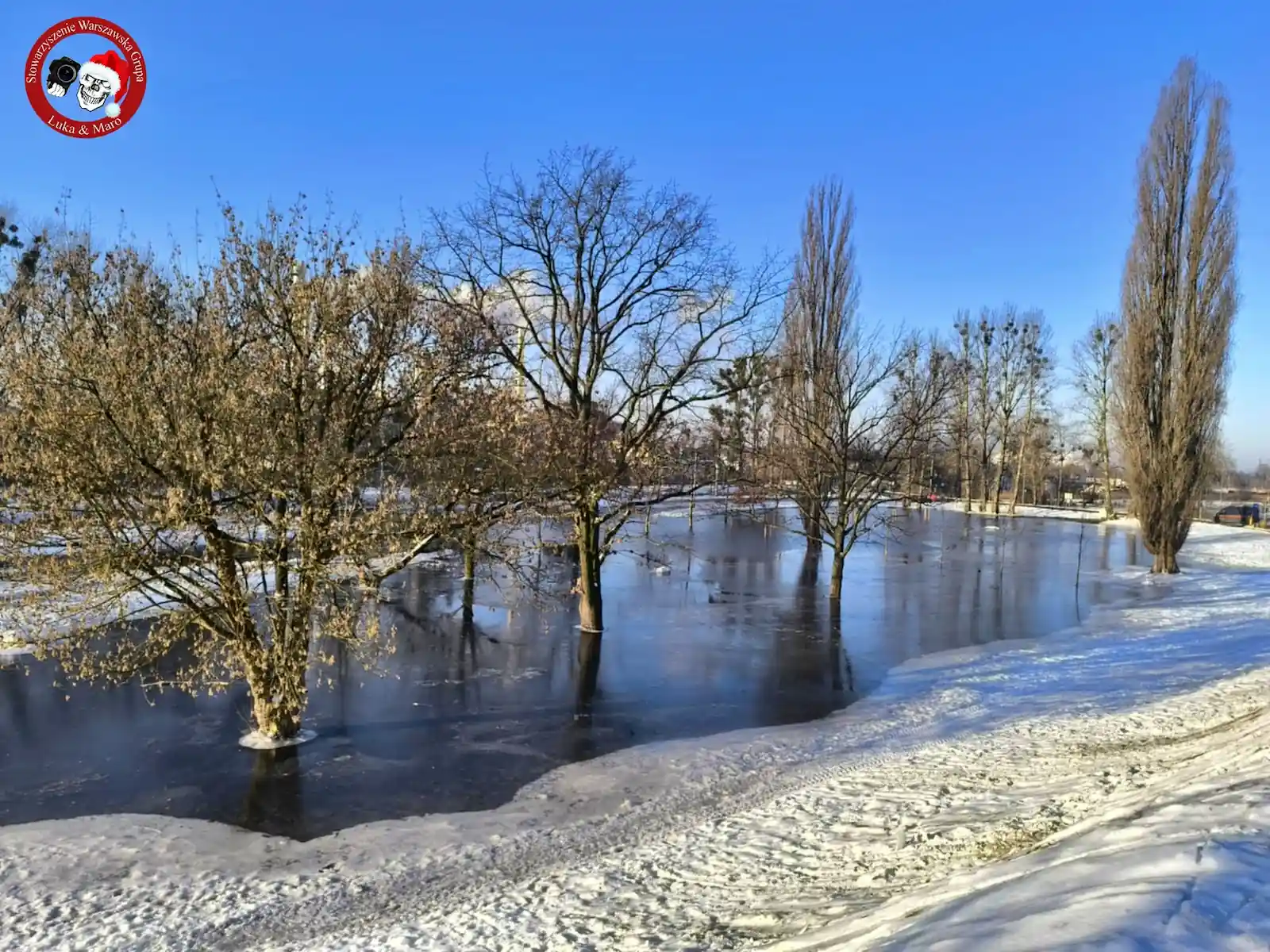 Część Pruszkowa pod wodą. Zalany skwer, brak wody w kranie. Gigantyczna awaria wodociągowa