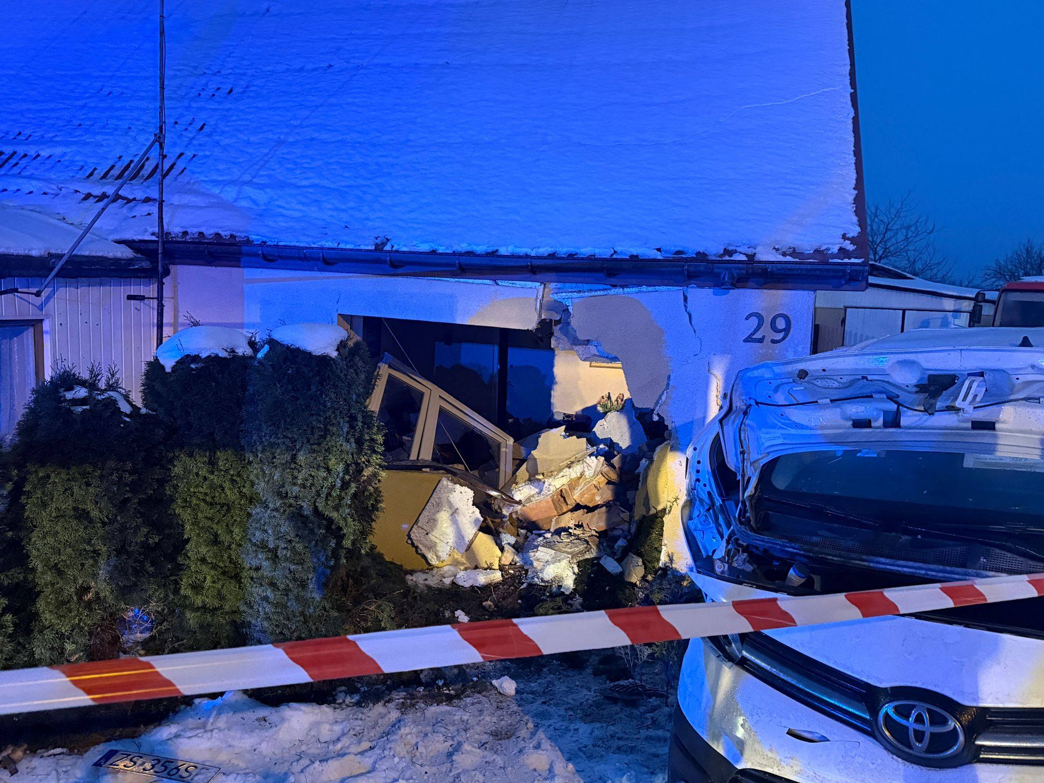 Groźny wypadek na Mazowszu. Toyota uderzyła w budynek mieszkalny