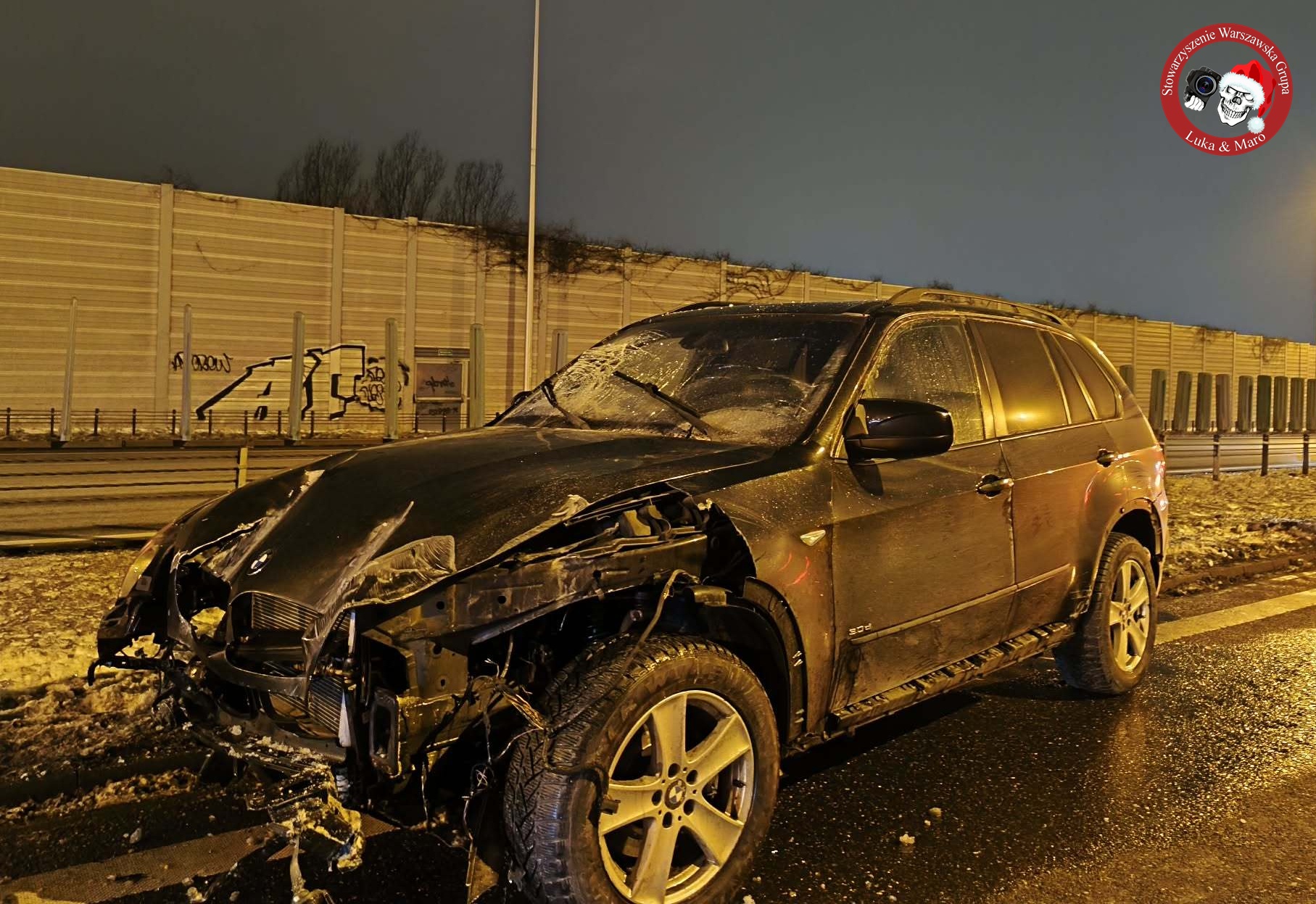 Groźna kraksa na trasie S2. Auto skosiło znaki i uderzyło w bariery