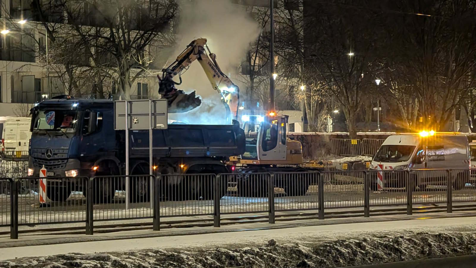 Kłęby pary i ciężki sprzęt przy Galerii Mokotów. Awaria ciepłownicza na Wołoskiej [ZDJĘCIA]